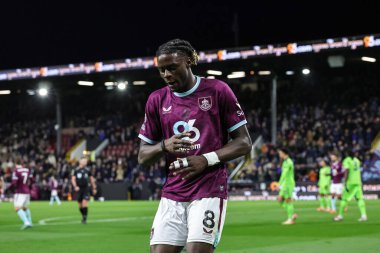 Burnley takımından Lesley Ugochukwu, 13 Aralık 2025 tarihinde Burnley ile Fulham arasında oynanan Premier Lig maçında 1-1 kazanma hedefini kutluyor.