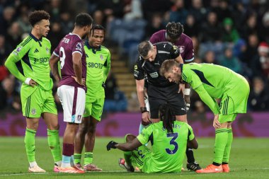 Fulham 'dan Calvin Bassey, 13 Aralık 2025' te oynanan Premier Lig maçı sırasında Burnley Fulham 'a karşı Turf Moor, Burnley, İngiltere' de darbe aldı.