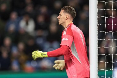Fulham kalecisi Bernd Leno, 13 Aralık 2025 'te Burnley ile Fulham arasında oynanan Premier League maçında duvarını hizaladı.
