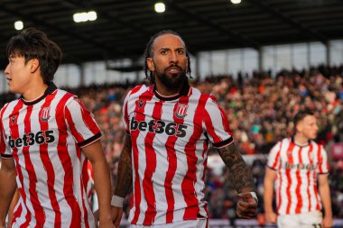 Stoke City 'den Sorba Thomas, Stoke City' den Bae Jun-Ho ile 13 Aralık 2025 'te Stoke City' nin Bet365 Stadyumu 'nda oynanan Sky Bet Şampiyonası maçında 2-0' lık galibiyetini kutluyor.