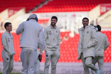 Swansea City oyuncuları, Stoke City ile Swansea City arasındaki 13 Aralık 2025 tarihli Bet365 Stadyumu 'nda oynanan Gökyüzü İddia Şampiyonası maçında sahada inceleme yapıyor.