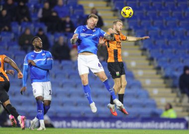 Chesterfield 'dan Kyle McFadzean, 13 Aralık 2025' te SMH Group Stadyumu 'nda oynanan Sky Bet 2 karşılaşmasında yüksek topu kazanmak için atlıyor.