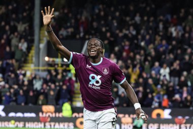 Burnley takımından Lesley Ugochukwu, 13 Aralık 2025 tarihinde Burnley ile Fulham arasında oynanan Premier Lig maçında 1-1 kazanma hedefini kutluyor.