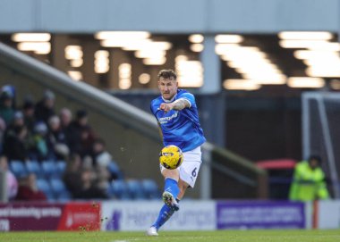 Chesterfield takımından Kyle McFadzean, 13 Aralık 2025 'te İngiltere' nin Chesterfield kentinde oynanan SMH Group Stadyumu 'nda oynanan 2.