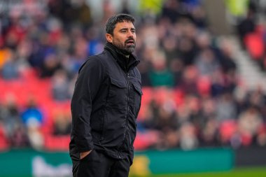 Swansea teknik direktörü Vtor Matos, Stoke City ile Swansea City arasındaki 13 Aralık 2025 'te oynanan Bet365 Stadyumu' nda oynanan Gökyüzü İddia Şampiyonası maçında takımına talimatlar verdi.