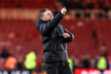 Middlesbrough 'un teknik direktörü Kim Hellberg, 13 Aralık 2025' te Riverside Stadyumu, Middlesbrough 'da oynanan Sky Bet Şampiyonası maçından sonra taraftarlarla galibiyeti kutluyor.