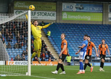 Barnet kalecisi Cieran Slicker, 13 Aralık 2025 'te İngiltere' nin Chesterfield kentindeki SMH Group Stadyumu 'nda oynanan 2.