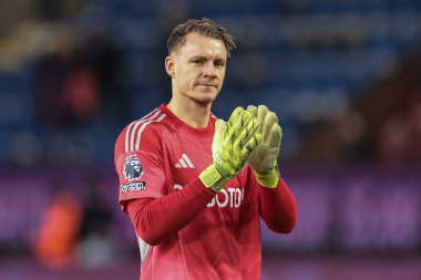 Fulham kalecisi Bernd Leno, 13 Aralık 2025 tarihinde İngiltere 'nin Burnley kentindeki Turf Moor' da oynanan Premier League maçında oynanan son ıslık çaldıktan sonra taraftarları alkışlıyor.