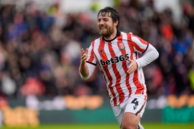 Stoke City 'den Ben Pearson, Stoke City ile Swansea City arasındaki 13 Aralık 2025' te oynanan Bet365 Stadyumu 'nda oynanan Sky Bet Şampiyonası maçında 1-0' lık galibiyetini kutluyor.