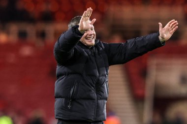 Middlesbrough 'un teknik direktörü Kim Hellberg, 13 Aralık 2025' te Riverside Stadyumu, Middlesbrough 'da oynanan Sky Bet Şampiyonası maçından sonra taraftarlarla galibiyeti kutluyor.