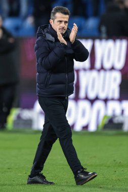 Fulham 'ın Marco Silva teknik direktörü, 13 Aralık 2025' te İngiltere 'nin Turf Moor kentinde oynanan Premier League maçında oynanan son ıslık çaldıktan sonra taraftarları alkışlıyor.