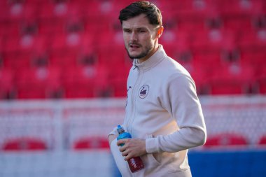 Swansea City 'den Liam Cullen, Stoke City ile Swansea City arasındaki 13 Aralık 2025 tarihli Bet365 Stadyumu' nda oynanan Gökyüzü İddia Şampiyonası maçında sahada inceleme yapıyor.