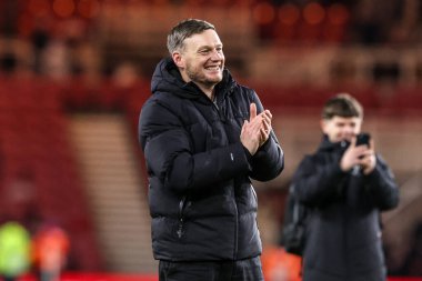 Middlesbrough 'un teknik direktörü Kim Hellberg, 13 Aralık 2025' te Riverside Stadyumu, Middlesbrough 'da oynanan Sky Bet Şampiyonası maçından sonra taraftarlarla galibiyeti kutluyor.