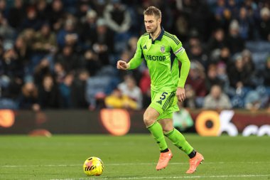 Fulham 'dan Joachim Andersen Premier Lig maçında topla birlikte Burnley Fulham' a karşı Turf Moor, Burnley, Birleşik Krallık, 13 Aralık 2025