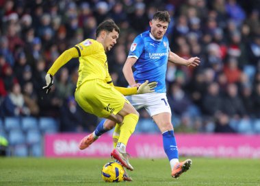 Chesterfield 'dan Lee Bonis, 13 Aralık 2025' te SMH Group Stadyumu 'nda oynanan Sky Bet 2 karşılaşmasında Barnet kalecisi Cieran Slicker' a baskı yapıyor.