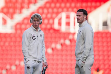 Swansea City 'den Melker Widell, Stoke City ile Swansea City arasındaki 13 Aralık 2025' te oynanan Bet365 Stadyumu Gökyüzü İddia Şampiyonası maçında sahada teftiş ediyor.