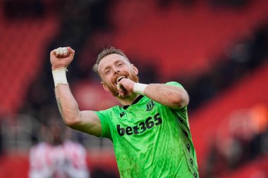 Stoke City 'den Viktor Johansson, Stoke City ile Swansea City arasındaki 13 Aralık 2025' te oynanan Bet365 Stadyumu 'ndaki Sky Bet Şampiyonası maçında takımının 2-1 kazanmasını kutluyor.