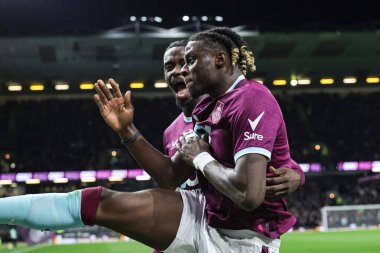 Burnley takımından Lesley Ugochukwu, 13 Aralık 2025 tarihinde Burnley ile Fulham arasında oynanan Premier Lig maçında 1-1 kazanma hedefini kutluyor.