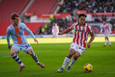 Stoke City 'den Ben Pearson, Stoke City - Stoke City - Swansea City maçında Swansea City maçında Swansea City' den Ethan Galbraith tarafından 13 Aralık 2025 'te Stoke-on-Trent, İngiltere' de top sürüyor.
