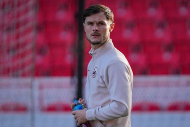 Swansea City 'den Liam Cullen, Stoke City ile Swansea City arasındaki 13 Aralık 2025 tarihli Bet365 Stadyumu' nda oynanan Gökyüzü İddia Şampiyonası maçında sahada inceleme yapıyor.