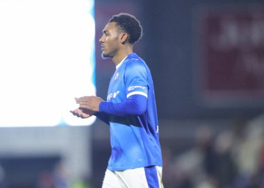 Chesterfield 'dan Lewis Gordon, 13 Aralık 2025' te İngiltere 'nin Chesterfield kentindeki SMH Group Stadyumu' nda oynanan Sky Bet 2 karşılaşmasında taraftarları alkışlıyor.