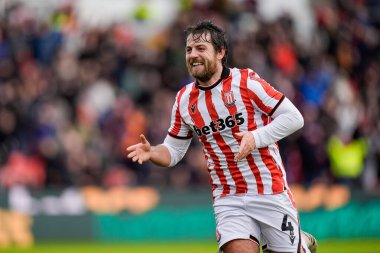 Stoke City 'den Ben Pearson, Stoke City ile Swansea City arasındaki 13 Aralık 2025' te oynanan Bet365 Stadyumu 'nda oynanan Sky Bet Şampiyonası maçında 1-0' lık galibiyetini kutluyor.