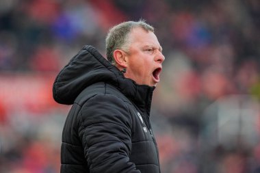 Stoke City teknik direktörü Mark Robins, Stoke City ile Swansea City arasındaki 13 Aralık 2025 'te oynanan Bet365 Stadyumu' ndaki Sky Bet Şampiyonası maçında talimatları haykırıyor.