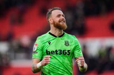 Stoke City 'den Viktor Johansson, Stoke City ile Swansea City arasındaki 13 Aralık 2025' te oynanan Bet365 Stadyumu 'ndaki Sky Bet Şampiyonası maçında takımının 2-1 kazanmasını kutluyor.
