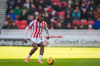 Stoke City 'den Eric Bocat, Stoke City - Swansea City maçında topla koşuyor. Bet365 Stadyumu, Stoke-on-Trent, İngiltere, 13 Aralık 2025