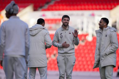 Swansea City oyuncuları, Stoke City ile Swansea City arasındaki 13 Aralık 2025 tarihli Bet365 Stadyumu 'nda oynanan Gökyüzü İddia Şampiyonası maçında sahada inceleme yapıyor.