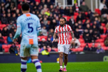 Stoke City takımından Sorba Thomas, Stoke City ile Swansea City arasındaki 13 Aralık 2025 'te oynanan Bet365 Stadyumu karşılaşmasında takım arkadaşlarını sakinleştirdi.