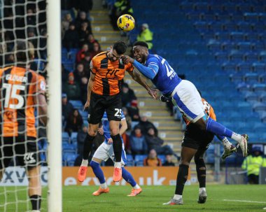 Chesterfield 'dan Cheyenne Dunkley ve Barnet' ten Nikola Tavares, 13 Aralık 2025 'te SMH Group Stadyumu' nda oynanan 2.