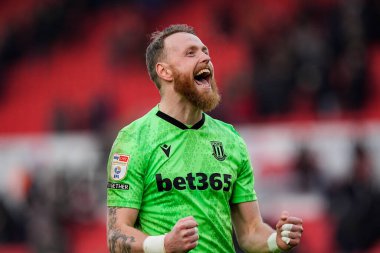 Stoke City 'den Viktor Johansson, Stoke City ile Swansea City arasındaki 13 Aralık 2025' te oynanan Bet365 Stadyumu 'ndaki Sky Bet Şampiyonası maçında takımının 2-1 kazanmasını kutluyor.