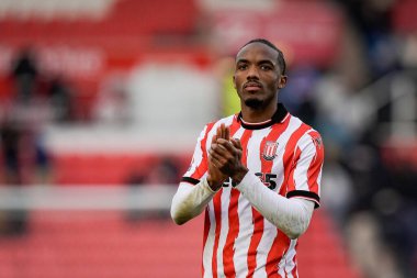 Stoke City 'den Eric Bocat, Stoke City ile Swansea City arasındaki 13 Aralık 2025' te oynanan Bet365 Stadyumu karşılaşmasında taraftarları alkışlıyor.