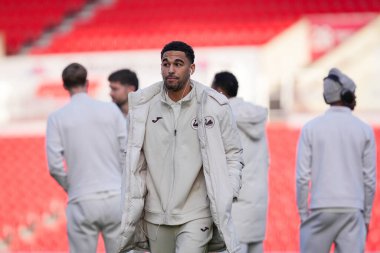 Swansea City 'den Ben Cabango, 13 Aralık 2025' te Stoke City ile Swansea City arasındaki Bet365 Stadyumu 'nda oynanan Gökyüzü İddia Şampiyonası maçında takım arkadaşlarıyla sahada inceleme yapıyor.