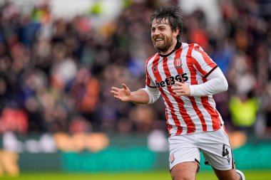 Stoke City 'den Ben Pearson, Stoke City ile Swansea City arasındaki 13 Aralık 2025' te oynanan Bet365 Stadyumu 'nda oynanan Sky Bet Şampiyonası maçında 1-0' lık galibiyetini kutluyor.