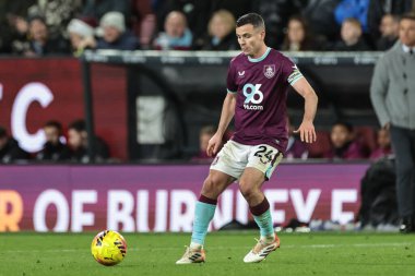 Burnley takımından Josh Cullen 13 Aralık 2025 'te Burnley, Burnley, İngiltere' de Fulham 'a karşı oynadığı Premier League maçında