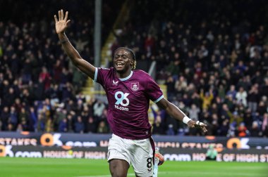 Burnley takımından Lesley Ugochukwu, 13 Aralık 2025 tarihinde Burnley ile Fulham arasında oynanan Premier Lig maçında 1-1 kazanma hedefini kutluyor.