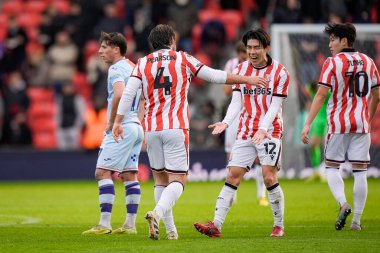 Stoke City 'den Ben Pearson, Stoke City ile Swansea City arasındaki 13 Aralık 2025' te oynanan Bet365 Stadyumu 'nda oynanan Sky Bet Şampiyonası maçında 1-0' lık galibiyetini kutluyor.