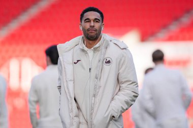 Swansea City 'den Ben Cabango, 13 Aralık 2025' te Stoke City ile Swansea City arasındaki Bet365 Stadyumu 'nda oynanan Gökyüzü İddia Şampiyonası maçında takım arkadaşlarıyla sahada inceleme yapıyor.