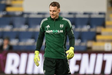 Fulham kalecisi Bernd Leno Premier Lig maçında ısınma turunda Burnley Fulham 'a karşı Turf Moor, Burnley, İngiltere, 13 Aralık 2025