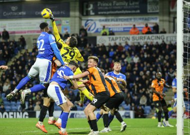 Barnet kalecisi Cieran Slicker, 13 Aralık 2025 'te İngiltere' nin Chesterfield kentindeki SMH Group Stadyumu 'nda oynanan 2.