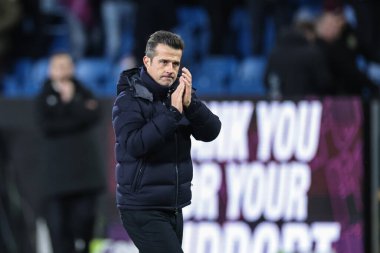 Fulham 'ın Marco Silva teknik direktörü, 13 Aralık 2025' te İngiltere 'nin Turf Moor kentinde oynanan Premier League maçında oynanan son ıslık çaldıktan sonra taraftarları alkışlıyor.