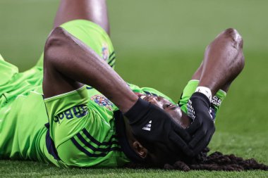 Fulham 'dan Calvin Bassey, 13 Aralık 2025' te İngiltere 'nin Burnley ve Turf Moor kentinde oynanan Premier League maçında kaçırdığı gol sonucu tepki gösterdi.