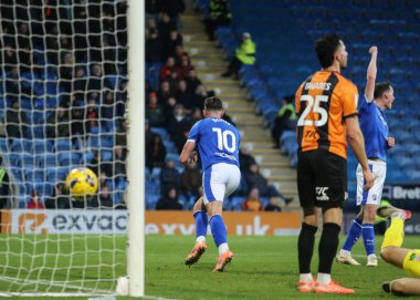 Chesterfield 'den Lee Bonis, 13 Aralık 2025' te İngiltere 'nin Chesterfield kentinde oynanan SMH Group Stadyumu' nda oynanan 2-0 'lık Gökyüzü İddia Ligi 2 karşılaşmasında attığı golü kutluyor.