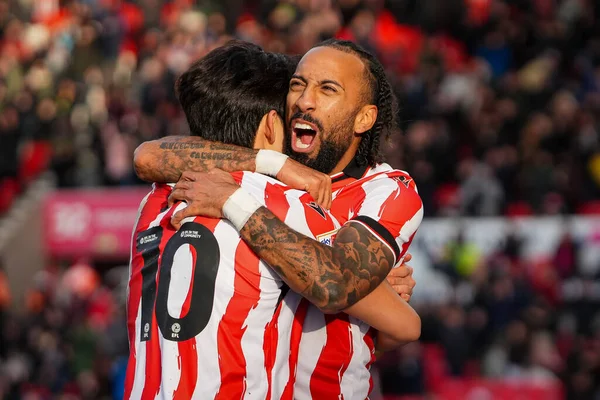 Stoke City 'den Sorba Thomas, Stoke City' den Bae Jun-Ho ile 13 Aralık 2025 'te Stoke City' nin Bet365 Stadyumu 'nda oynanan Sky Bet Şampiyonası maçında 2-0' lık galibiyetini kutluyor.