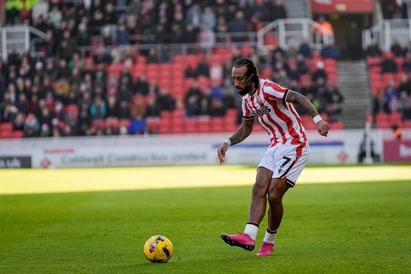 Stoke City 'den Sorba Thomas, Stoke City ile Swansea City arasındaki 13 Aralık 2025' te oynanan Bet365 Stadyumu 'nda oynanan Gökyüzü İddia Şampiyonası maçında pas attı.