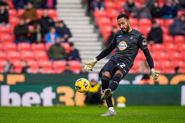 Swansea City 'den Lawrence Vigouroux, Stoke City ile Swansea City arasındaki 13 Aralık 2025' te oynanan Bet365 Stadyumu 'nda oynanan Sky Bet Şampiyonası maçında topa vuruyor.