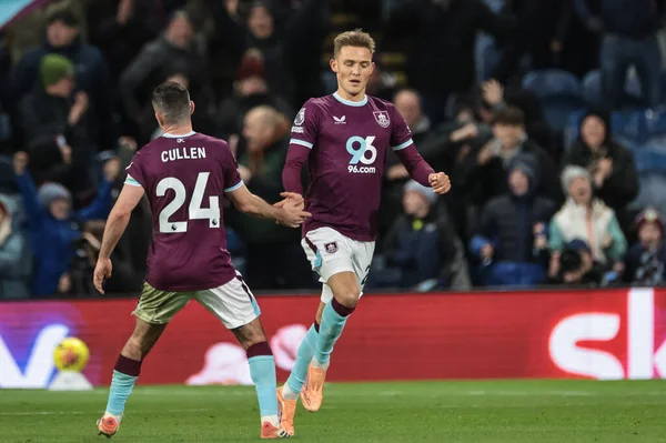 Burnley 'den Oliver Sonne, 13 Aralık 2025' te İngiltere 'nin Burnley-Fulham maçında Premier Lig maçında 2-3' lük galibiyetini kutluyor.