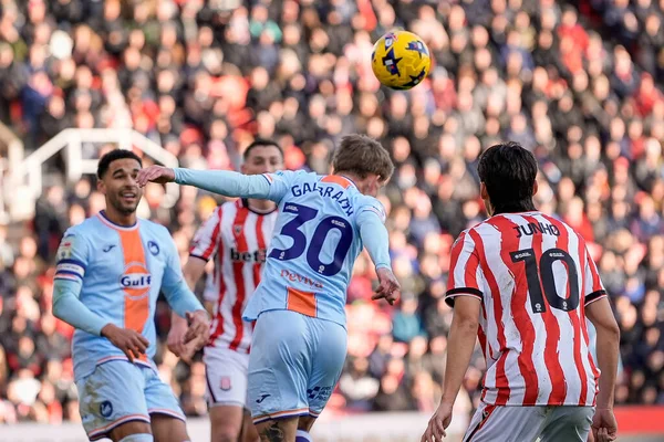 Swansea City 'den Ethan Galbraith, Stoke City ile Swansea City arasındaki 13 Aralık 2025' te oynanan Bet365 Stadyumu 'nda oynanan Gökyüzü İddia Şampiyonası maçında topu önde götürüyor.